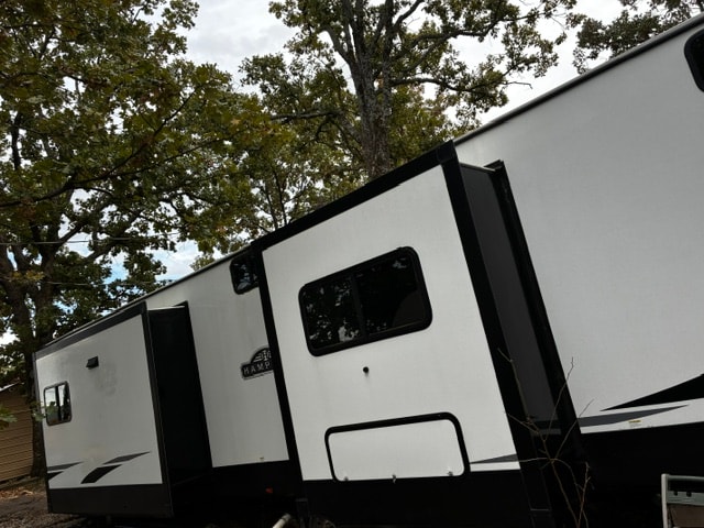 Hampton RV clean side after pressure washing