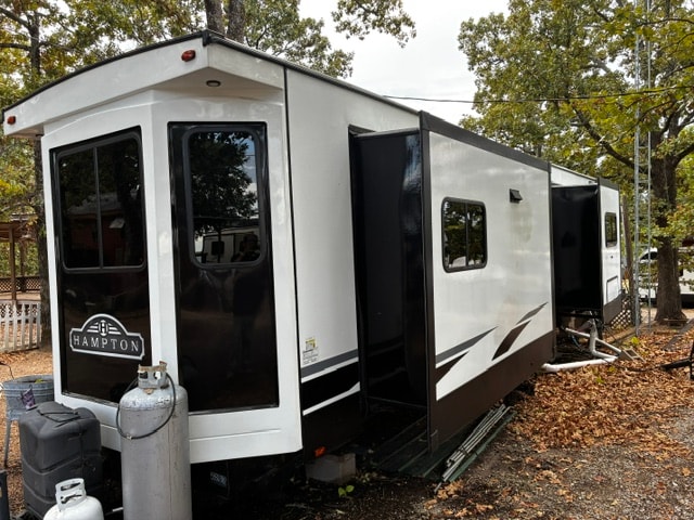 Hampton RV clean full side after washing