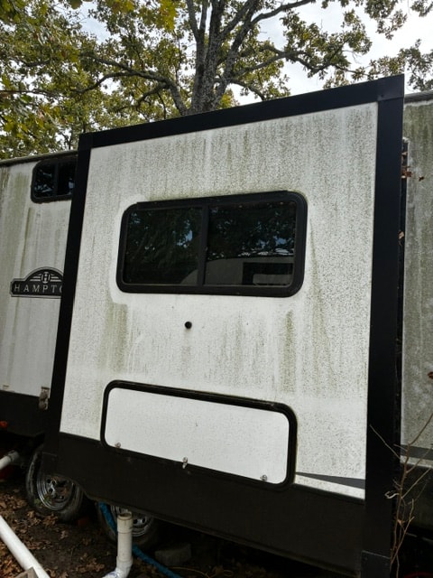 Hampton RV dirty exterior before pressure washing