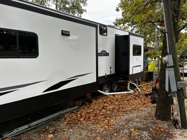 Hampton RV full side view dirty before washing